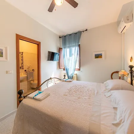 Isola Dei Calanchi - *