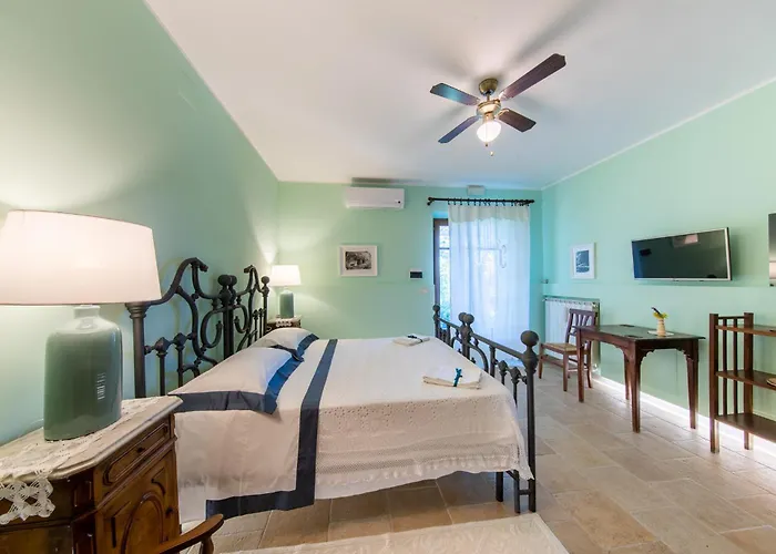 Isola Dei Calanchi - *